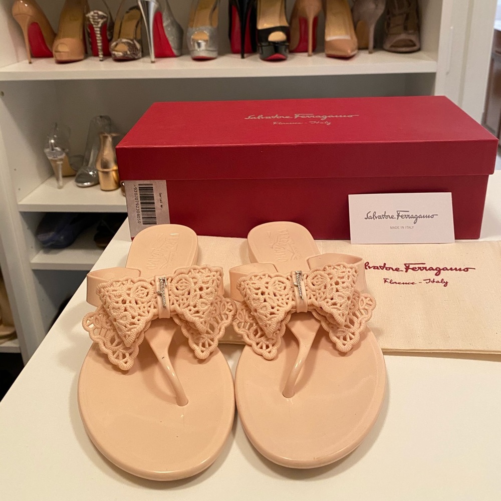 Size 5 Salvatore Ferragamo jellies in quarzo/pink